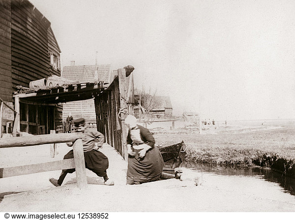 Spielende Kinder  Insel Marken  Niederlande  1898. Künstler: James Batkin