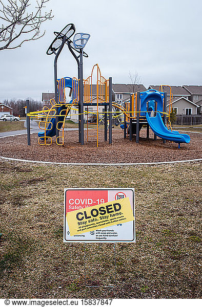 Spielplatz in der Nachbarschaft während der Covid-19-Pandemie geschlossen.