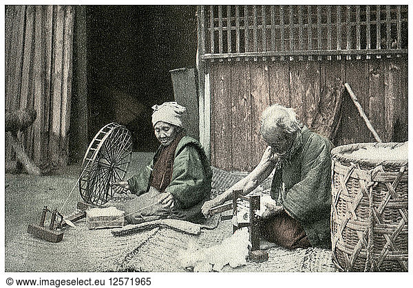 Spinnen von Baumwolle  Japan  1904. Künstler: Unbekannt