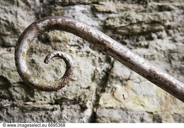 spiralförmig  spiralig  Spirale  Spiralen  spiralförmiges   Steinmauer  Eisen