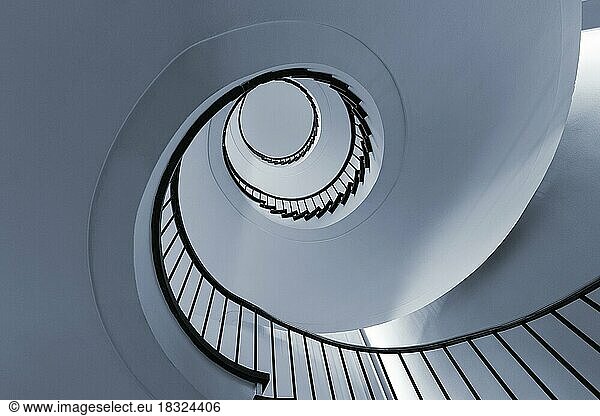Spiralförmiges Treppenhaus  Wendeltreppe  Blick von unten  monochrom  Hannover  Niedersachsen  Deutschland  Europa