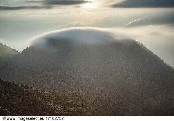 Spitze des Vulkans Sibayak bei Sonnenaufgang  Berastagi (Brastagi)  Nordsumatra  Indonesien