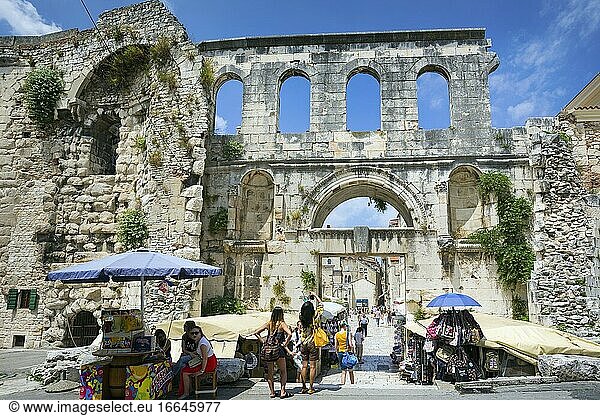Split  Dalmatinische Küste  Kroatien. Das Osttor des Diokletianpalastes  auch bekannt als das Silberne Tor. Das historische Zentrum von Split gehört zum UNESCO-Weltkulturerbe.