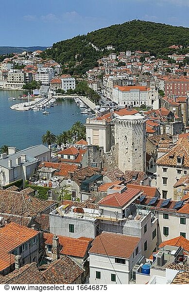 Split  Dalmatinische Küste  Kroatien. Hohe Gesamtansicht des Daches mit Hafen. Der Turm ist der venezianische Hafenturm aus dem 15. Jahrhundert am Brace Radic-Platz. Das historische Zentrum von Split gehört zum UNESCO-Weltkulturerbe.