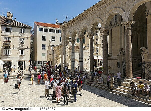 Split  Dalmatinische Küste  Kroatien. Peristyl oder Perestil-Platz. Das historische Zentrum von Split gehört zum UNESCO-Weltkulturerbe.