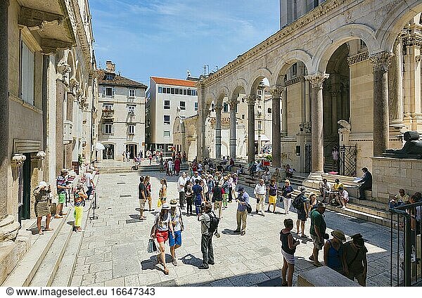 Split  Dalmatinische Küste  Kroatien. Peristyl oder Perestil-Platz. Das historische Zentrum von Split gehört zum UNESCO-Weltkulturerbe.