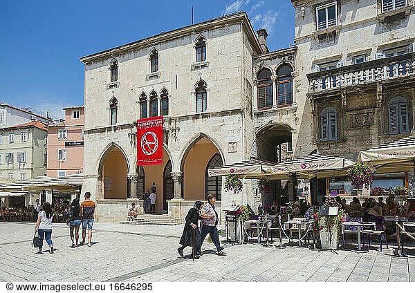 Split  Dalmatinische Küste  Kroatien. Platz des Volkes. Die rote Fahne hängt am Renaissance-Rathaus aus dem 15. Jahrhundert. Das historische Zentrum von Split gehört zum UNESCO-Weltkulturerbe.