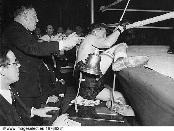 Sport / Boxing: Featherweight boxing match between Jim Kenny and the British champion Ronnie Clayton in London  Royal Albert Hall  29 November 1950: Jim Kenny drops out of the ring in the 6th round  Ronnie Clayton wins on points. Photo  1950.
