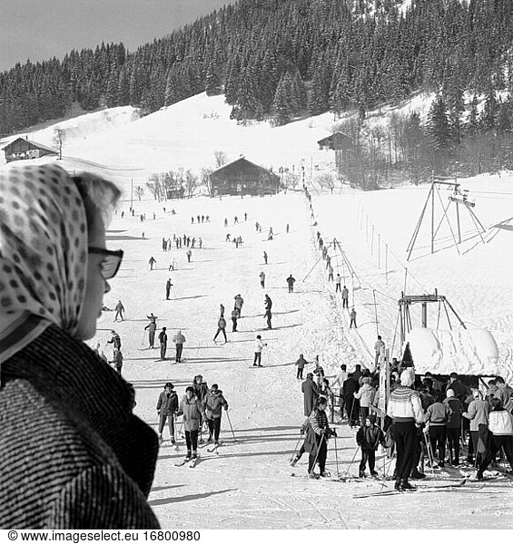 Sport / Winter sport / Skiing. In La Clusaz (French Alps  Dép. Haute-Savoie  France): Ski piste with ski lift. Photo  1962.