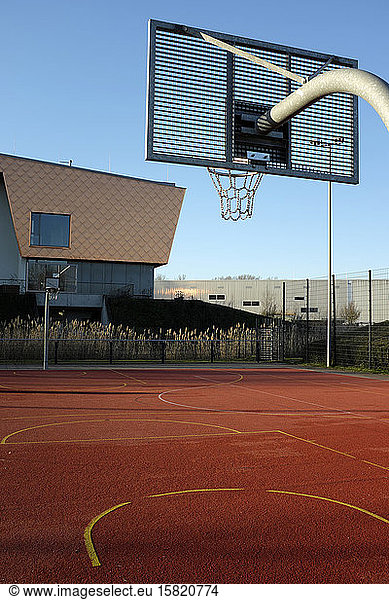 Sporthalle mit leerem Basketballfeld im Vordergrund  Hamburg  Deutschland