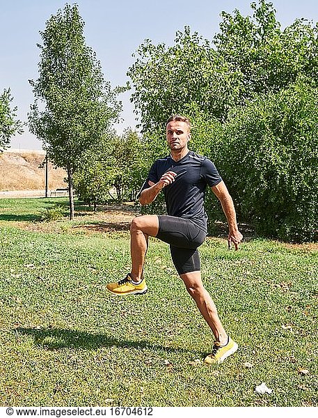Sportler beim Sport in einem Park