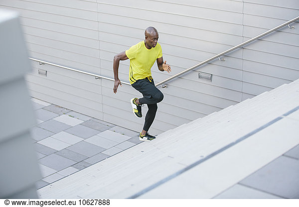 Sportler beim Treppensteigen