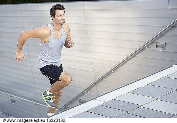 Sportler joggt die Treppe hinauf