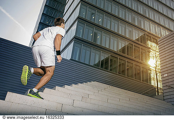 Sportler joggt die Treppe hinauf