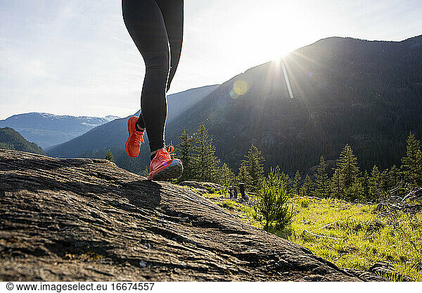 Sportlerin  die beim Fitnesstraining auf Steinen im Hochland läuft