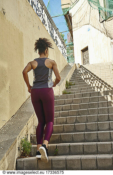 Sportlerin joggt auf Stufen