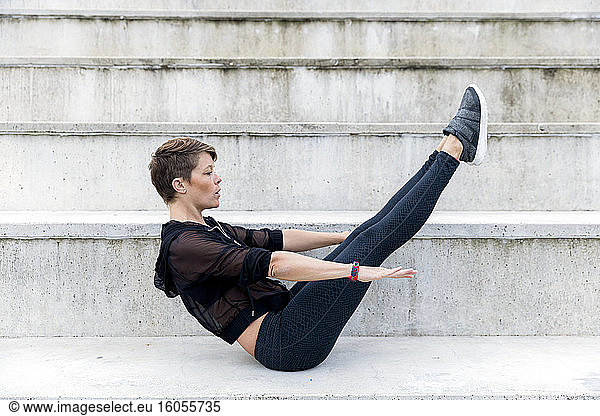 Sportliche Frau beim Training auf der Treppe