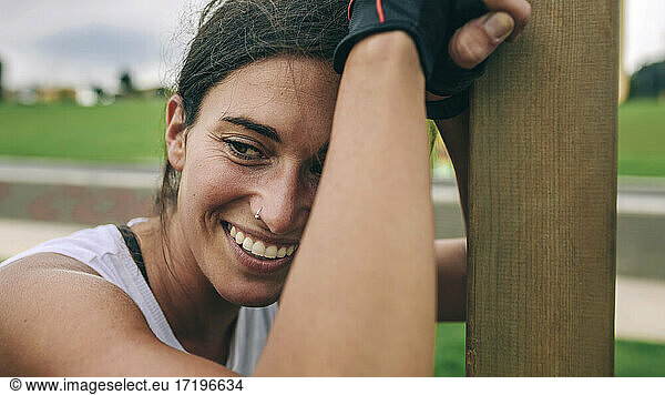 Sportliche Frau lächelt nach dem Training