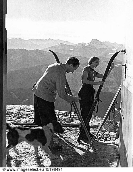 sports  winter sports  skiing  preparation  waxing the ski  1950s