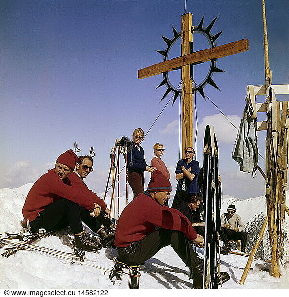 sports  winter sports  skiing  skiers resting on mountain top  1950s