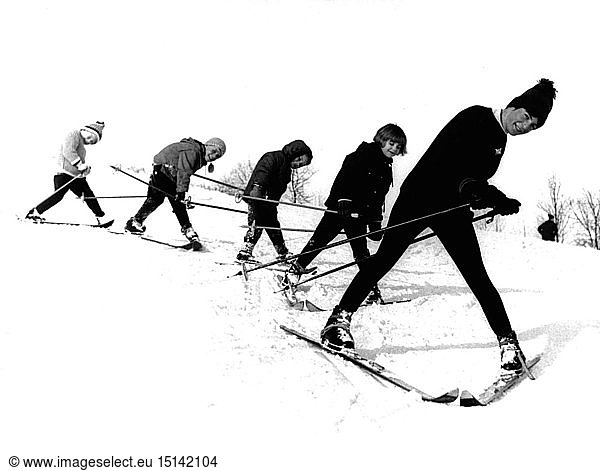 sports  winter sports  skiing  skiing class  exercising the snowplough turn  1970s