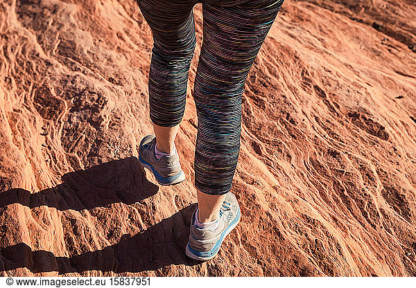 Sportschuhe beim Wandern entlang einer Felsformation in der Wüste