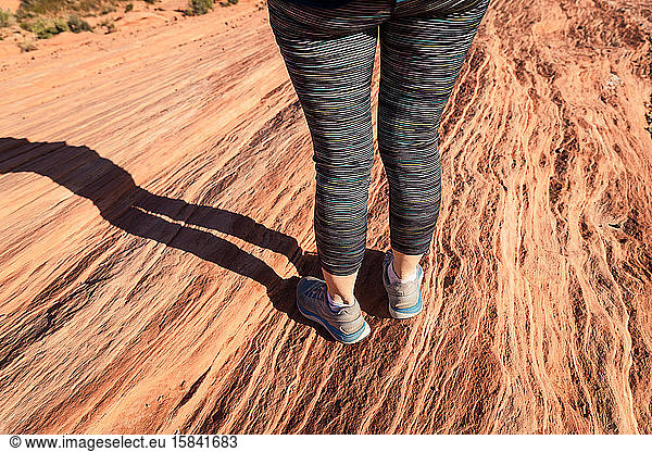 Sportschuhe beim Wandern entlang einer Felsformation in der Wüste