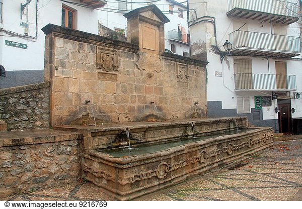 Springbrunnen Brunnen Fontäne Fontänen Quadrat Quadrate quadratisch quadratisches quadratischer Stadtplatz Andalusien Jahrhundert Zierbrunnen Spanien