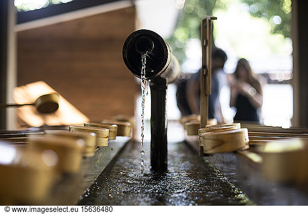 Springbrunnen  Detail: Wasserguss in einem Tempel in Tokio  Japan