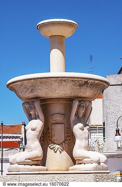 Springbrunnen mit nackter Frau in Pisticci  Bezirk Matera  Basilikata  Italien.