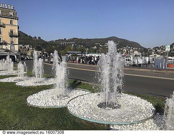 Springbrunnen vor dem Hotel Metropole Suisse  Piazza Camillo Benso Conte di Cavour  Como  Italien. Foto: Andr? Maslennikov.