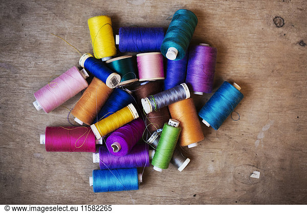 Spulen aus aufgewickeltem Garn  Seide und Baumwolle in leuchtenden Farben.