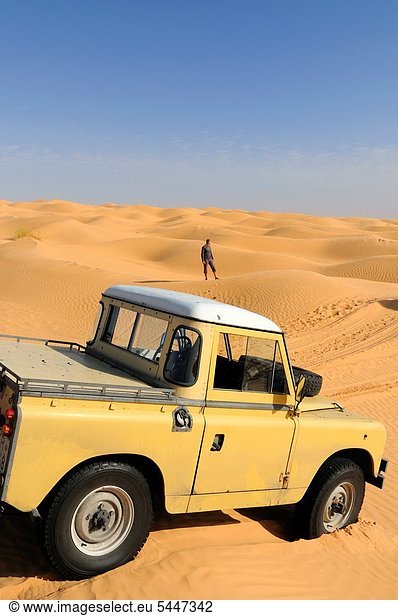 Spur  nahe  Ehrfurcht  Tourist  Wüste  Ostasien  Lastkraftwagen  Sahara  Taxi  hinaussehen  Serie  Landschaft  Land Rover  Afrika  rechts  Tunesien