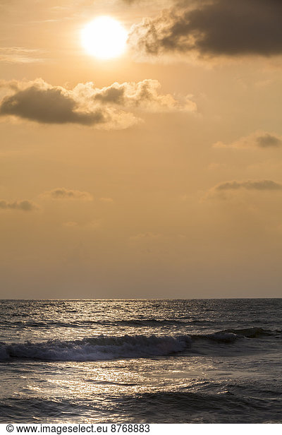 Sri Lanka  Westprovinz  Waskaduwa  Sonnenuntergang über dem Meer