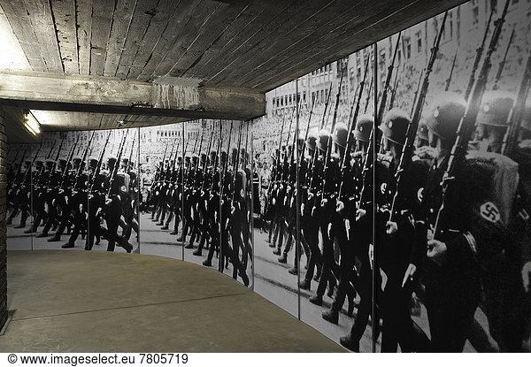 SS-Leibstandarte Adolf Hitler marschiert auf dem Reichsparteitag der NSDAP 1933 in Nürnberg  lebensgroße Fotos in einem Ausstellungsraum  Dauerausstellung Faszination und Gewalt  Dokumentationszentrum Reichsparteitagsgelände
