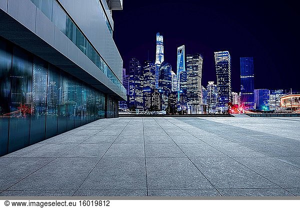 Städtisches Bauen in Shanghai bei Nacht