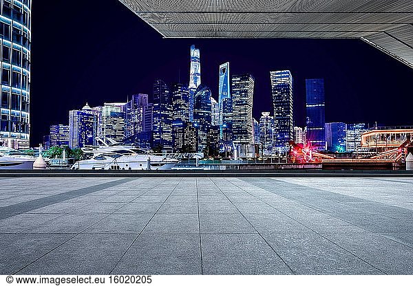 Städtisches Bauen in Shanghai bei Nacht