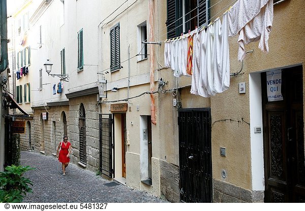 Städtisches Motiv  Städtische Motive  Straßenszene  Straßenszene  Geschichte  Alghero  Italien  Sardinien
