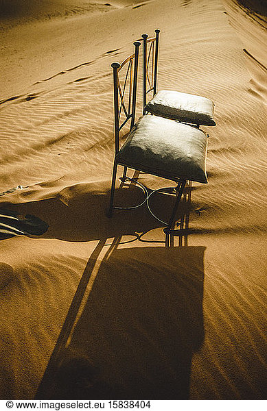 Stühle bei Nacht in der Wüste Sahara
