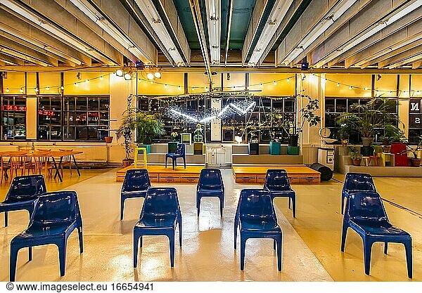 Stühle im Lebensmittelstudio / Restaurant Keukenconfessies in den Niederlanden  Europa.