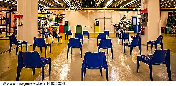 Stühle und Beamer im Lebensmittelstudio/Restaurant Keukenconfessies in den Niederlanden  Europa.