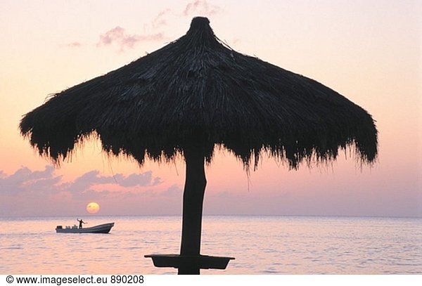 St. Lucia  Anse Chastanet Resort  Karibik  lokale Fischer  Palm Frond Regenschirm  Sonnenuntergang