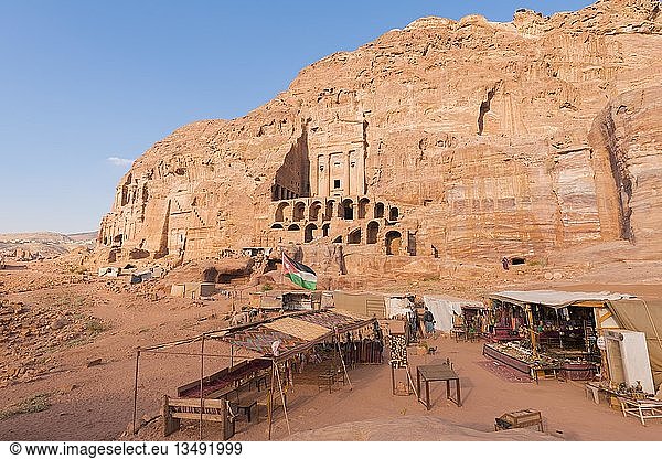 Stände mit Souvenirs  Königsgräber  Nabatäerstadt Petra  nahe Wadi Musa  Jordanien  Asien
