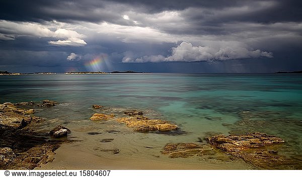 Stürmische Atmosphäre mit einem Teil eines Regenbogens an der Küste von Sardinien  Sardinien  Italien  Europa