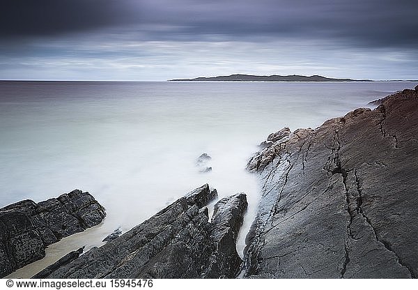 Stürmische Stimmung am Felsstrand  Blick auf die Insel Taransay  Isle of Harris  Schottland  Großbritannien  Europa