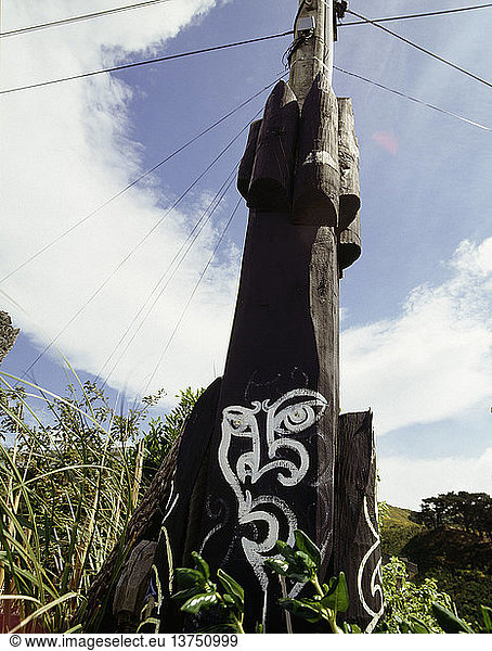 Stützmast am Tapu te Ranga Marae  Island Bay  Wellington. An der Basis ist ein Maori-Gesicht aufgesprüht. Neuseeland. Island Bay  Wellington.