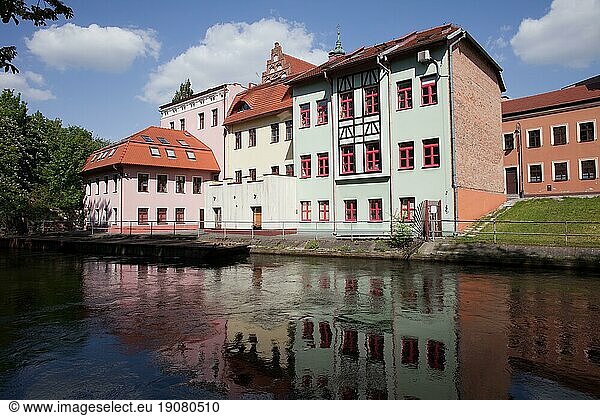 Stadt Bydgoszcz in Polen  Gebäude entlang des Flusses Brda  ruhige städtische Szenerie