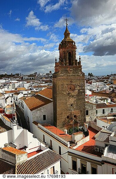 Stadt Carmona in der Provinz Sevilla  Blick vom Torre del Oro auf die Kirche San Bartolome und die Altstadt  Andalusien  Spanien  Europa