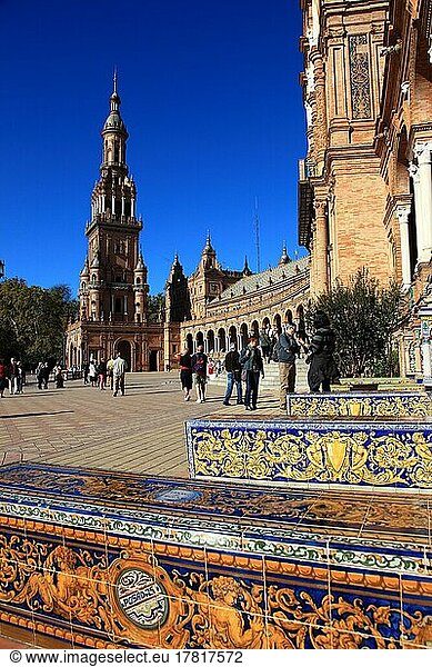 Stadt Sevilla  am Plaza de Espana  der Spanische Platz  Teilansicht mit dem Nordturm  Torre Norte  Ornamente aus Fliesen  Ornamentik  Andalusien  Spanien  Europa