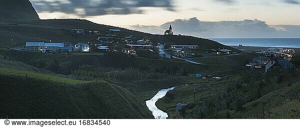 Stadt Vik und Kirche Vik i Myrdal bei Sonnenaufgang  Südregion (Sudurland)  Island